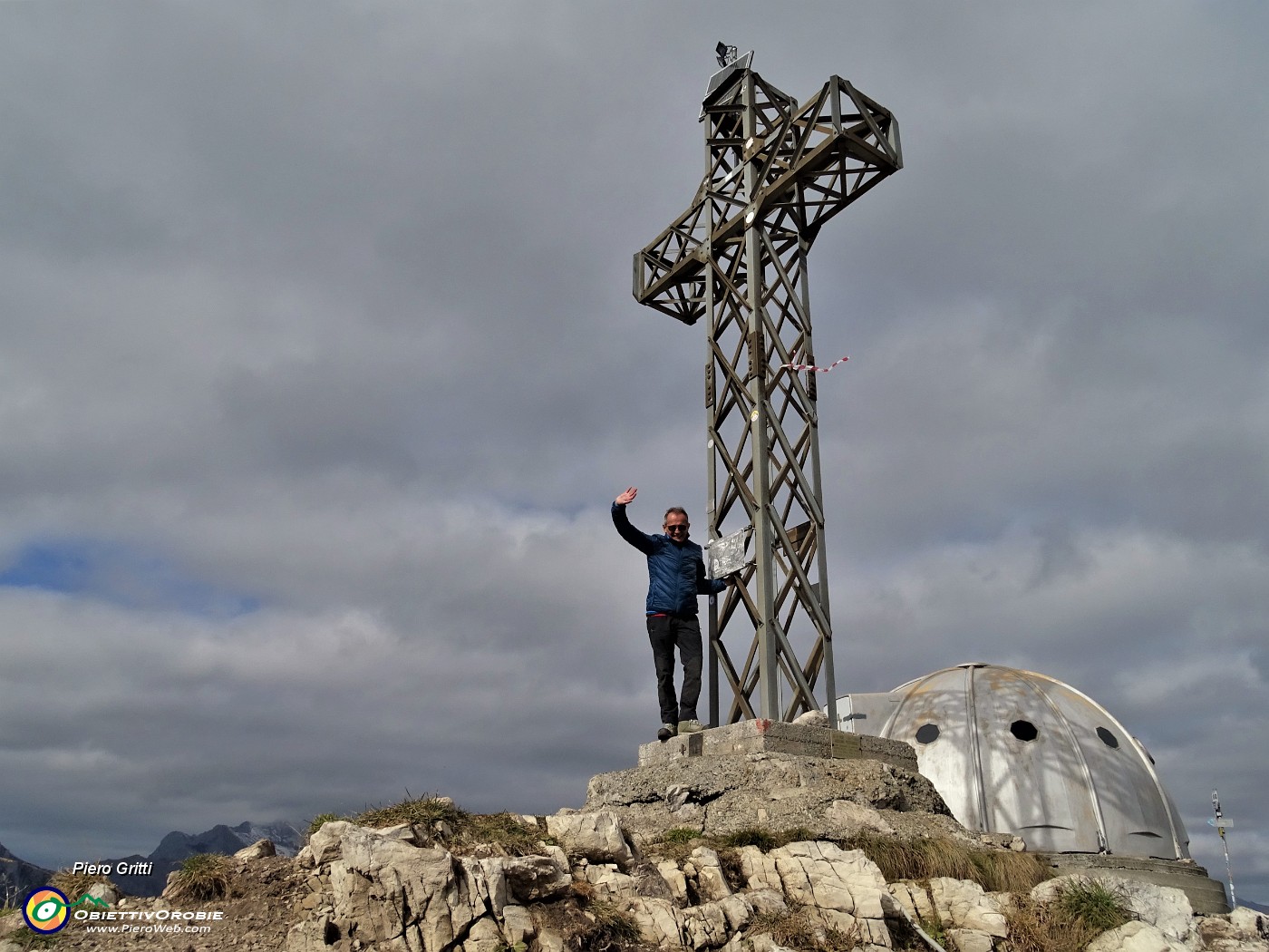 05 Alla croce di vetta del Due Mani e al Bivacco Locatelli (1656 m).JPG